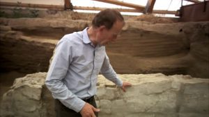 آثار قدیمہ کے ماہرین کے مطابق کمرے کی اس دیوار پر تقریبا چار سو دفعہ سفیدی کی گئی